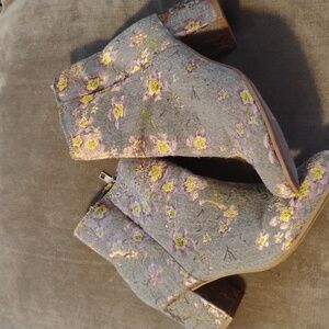 Zigi Soho Gray and Purple 💜 Embroidered Ankle Boots